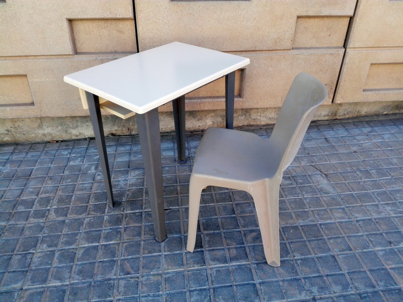 carcel. mesa metal-madera prensada 75.5x69.5x49.5 (24eu.) 1u